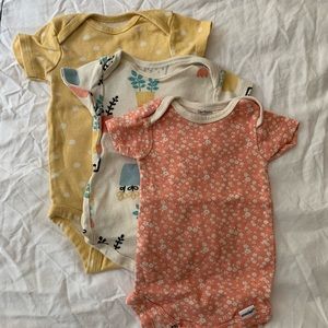 Gerber organic cotton onesies for 0-3 months newborn. Pack of 3!
